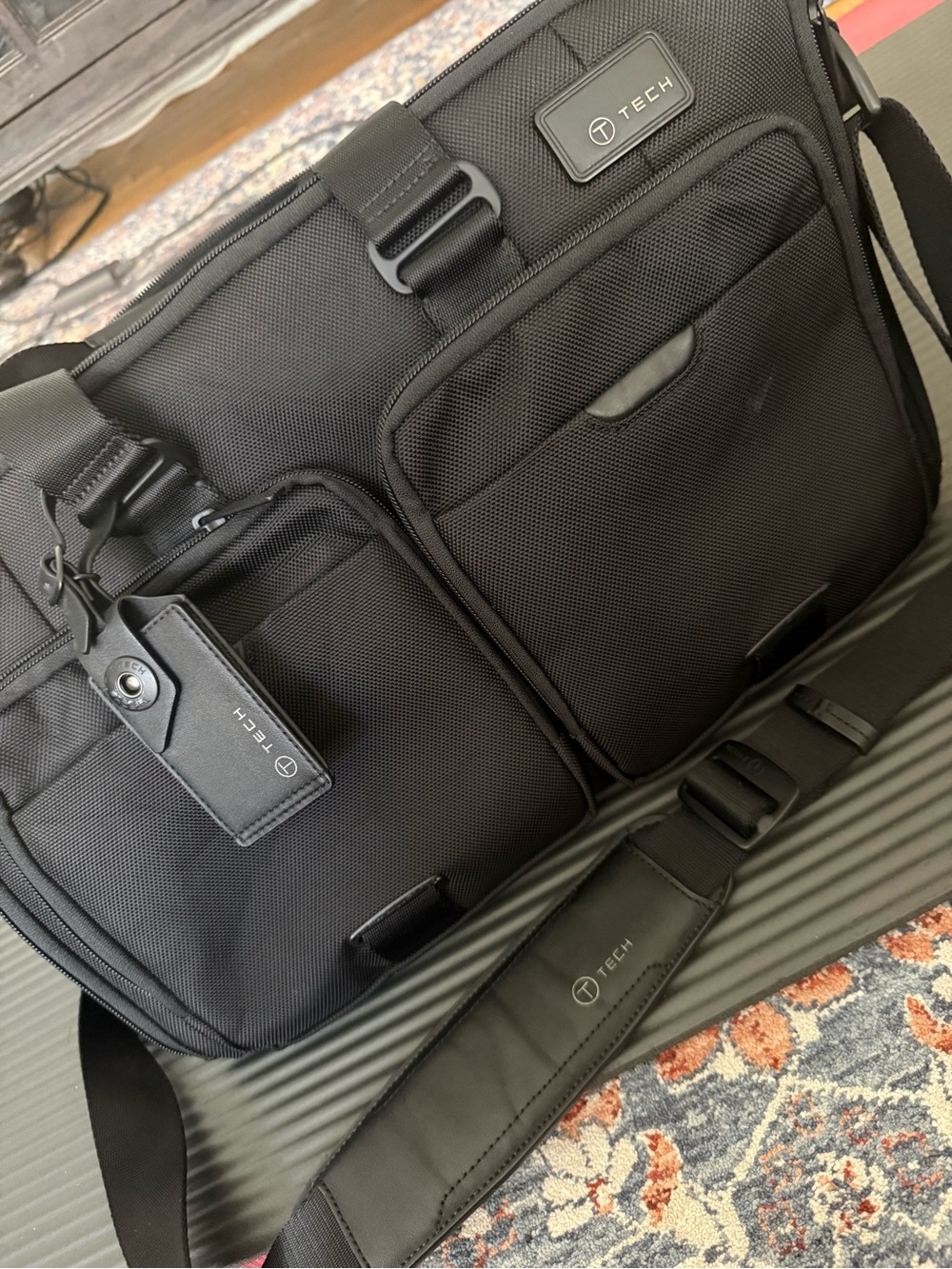 T-Tech by TUMI Essential Gear Travel Duffel Carry-On Weekender Bag Black - Picture 5 of 5